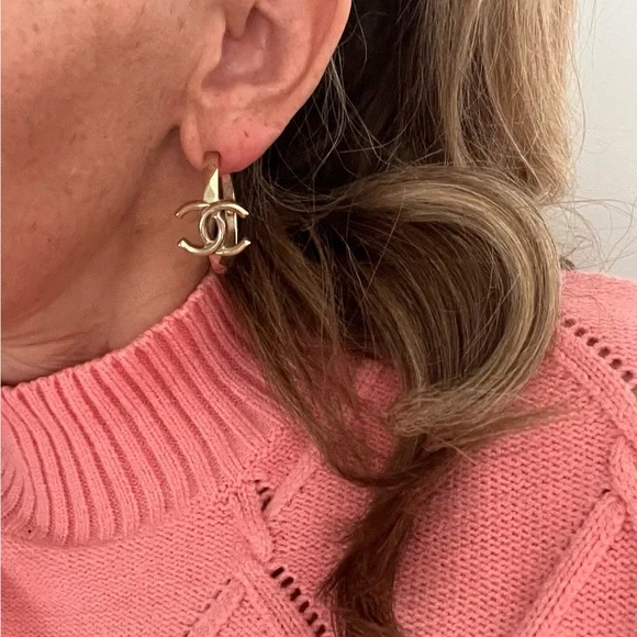 ❌SOLD❌CHANEL Authentic 17P Gold CC Logo Hoop Earrings - gently used! - Picture 5 of 14